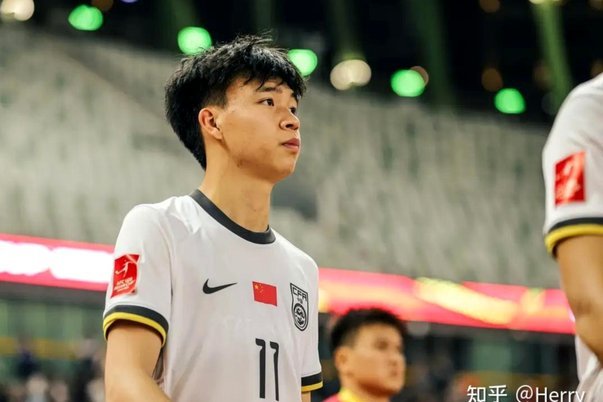 苗润东刚入选U19国足，已经有人说王钰栋未来得给他让位了