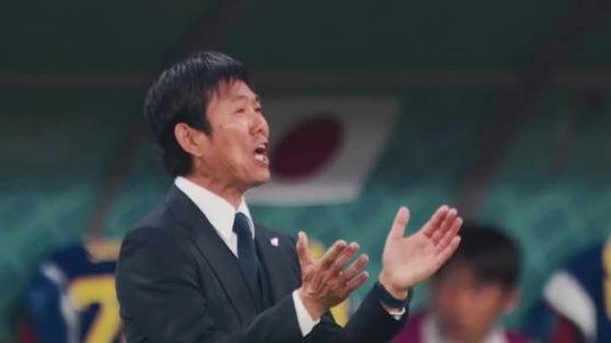 森保一和内田笃人在场边做电视节目，两人无穷无尽互相谦让