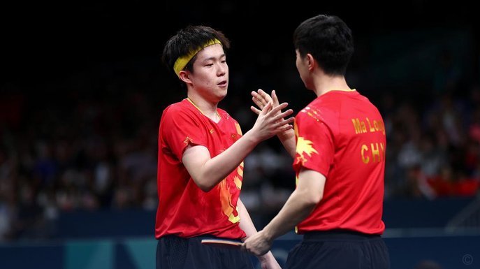 为什么踢个法国第四级别的球队，进了个球，都要大吹特吹