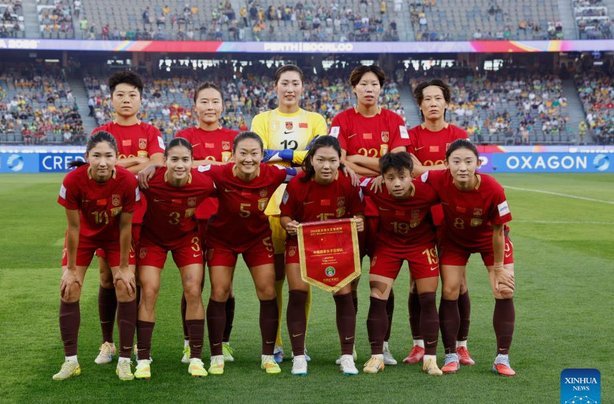 劳尔夫妇观女儿赛，父爱暖心绽放