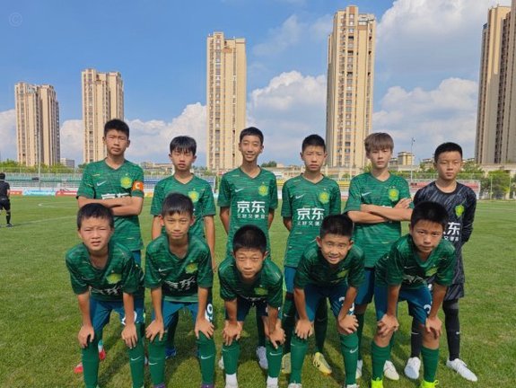 对阵嗨球U13，北京国安U13也开始逼抢了。