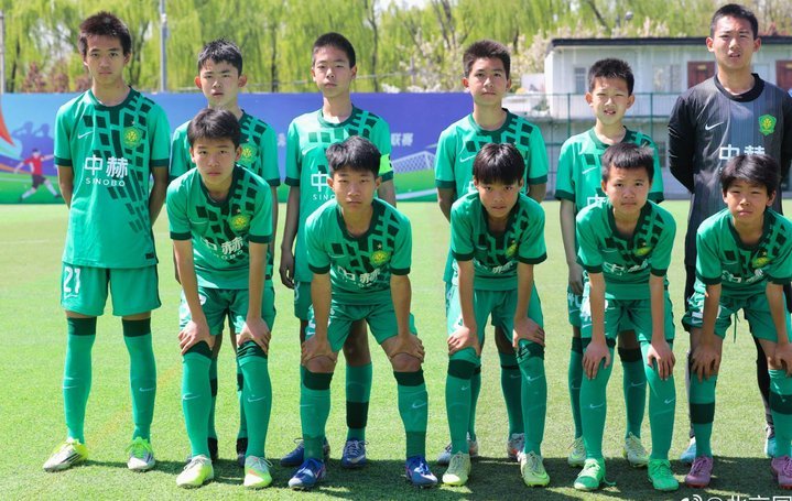 对阵嗨球U13，北京国安U13也开始逼抢了。