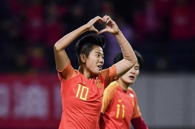 中国女足禁区内精妙配合，王霜助攻险破门